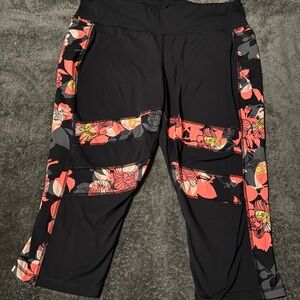LIVI Active by Lane Bryant Soft Orange Coral Floral Black Capri Leggings